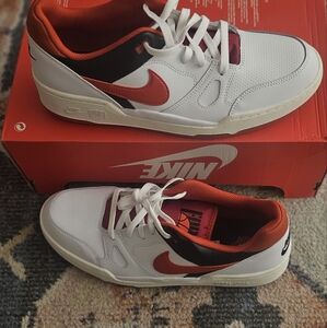 Nike Men's White and Red Sneakers C19